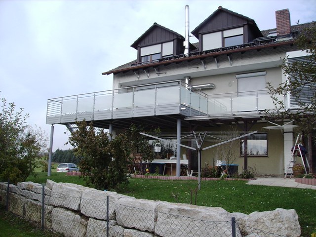 Balkon mit Gelnderfllung Glas 640-480